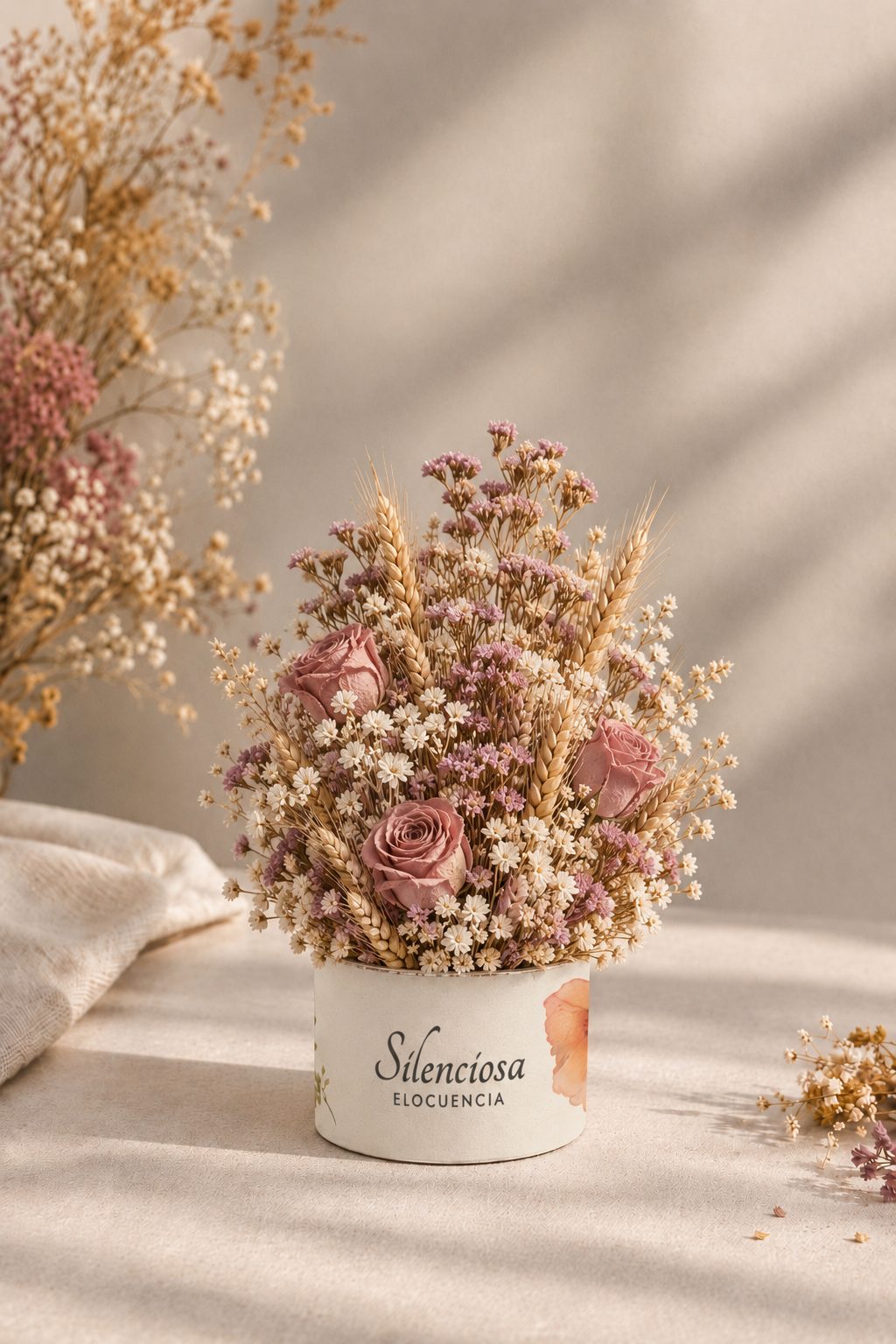Detalle del arreglo con rosas secas y gypsophila